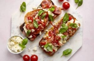 Caprese-Garlic-Bread-with-Prosciutto-800x520