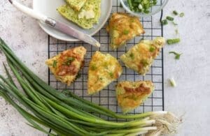 Cheese-Spring-Onion-Scones-800x520