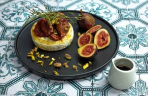 Mulled wine figs with baked brie