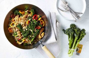 Recipe_HR_Broccolini_One-Pan-Chicken-and-Broccolini-Noodle-Stir-Fry_2023_04-1-800x520
