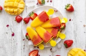 Strawberry-Mango-Popsicles-800x520